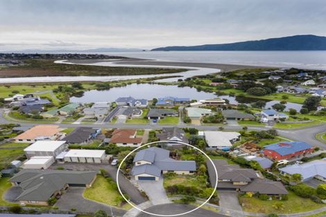 Photo of property in 8 Te Ropata Place, Waikanae Beach, Waikanae, 5036