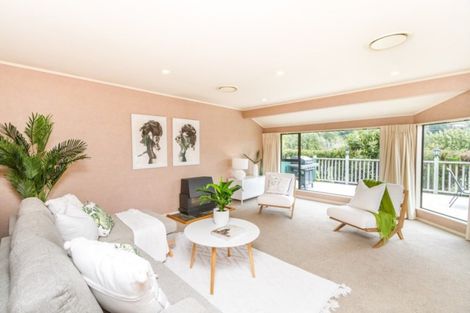 Photo of property in 2 Kowhai Street, Tawa, Wellington, 5028