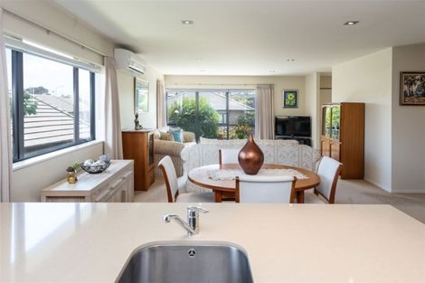 Photo of property in 5 Royalle Mews, Botany Downs, Auckland, 2010