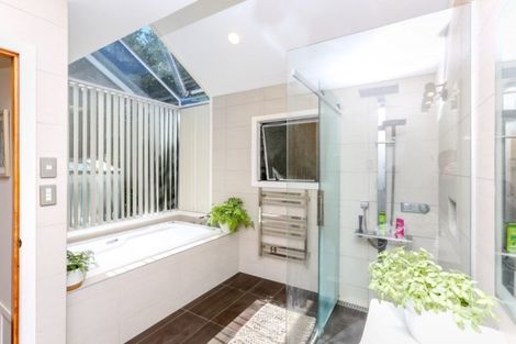 Photo of property in 7 Sequoia Grove, Merrilands, New Plymouth, 4312