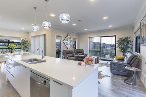 Photo of property in 15 Van Rixel Drive, Kumeu, 0810