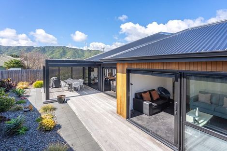 Photo of property in 17 Kaiwaru Place, Waikanae, 5036