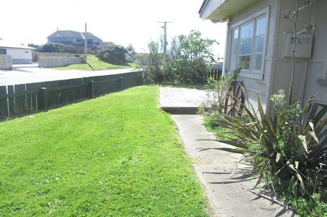 Photo of property in 27 Marine Parade South, Foxton Beach, Foxton, 4815