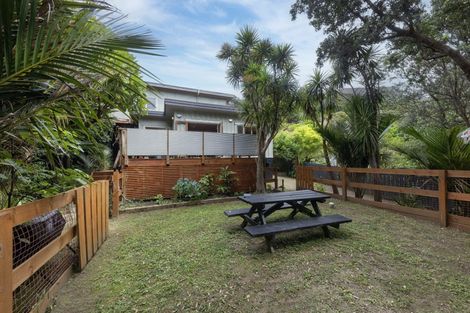 Photo of property in 33 Glenesk Road, Piha, New Lynn, 0772