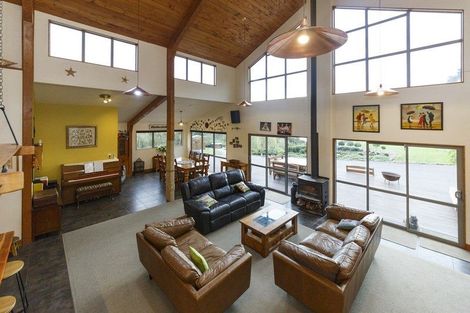 Photo of property in 60 Waicola Drive, Fitzherbert, Palmerston North, 4471