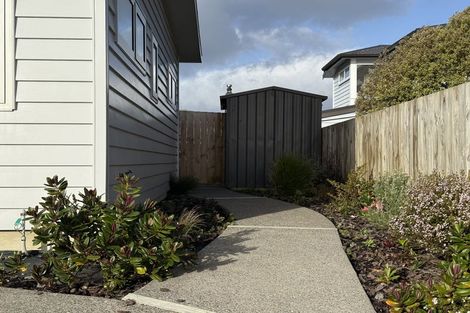 Photo of property in 12a Warrington Grove, Newlands, Wellington, 6037