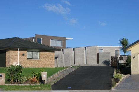 Photo of property in 10 Te Ropata Place, Waikanae Beach, Waikanae, 5036