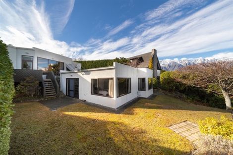 Photo of property in 56 Cedar Drive, Kelvin Heights, Queenstown, 9300