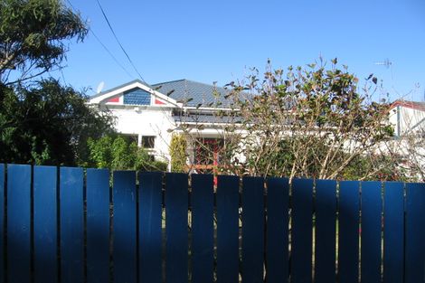 Photo of property in 1/115 Queens Drive, Lyall Bay, Wellington, 6022