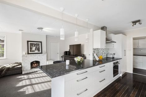 Photo of property in 83 Onewa Road, Northcote, Auckland, 0627