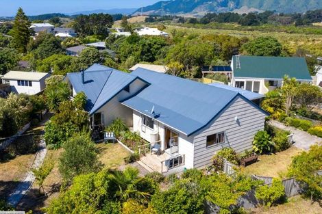 Photo of property in 36 Freyberg Crescent, Waikanae Beach, Waikanae, 5036