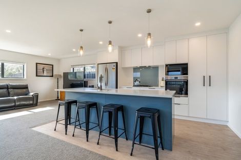 Photo of property in 3 Thornbury Lane, Timberlea, Upper Hutt, 5018