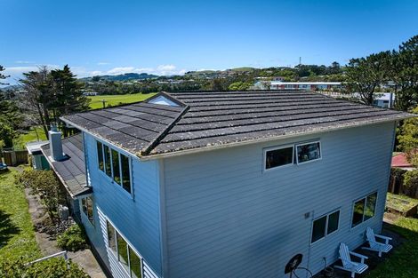 Photo of property in 18 Robert Street, Newlands, Wellington, 6037
