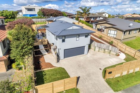 Photo of property in 33 Rising Parade, Fairview Heights, Auckland, 0632