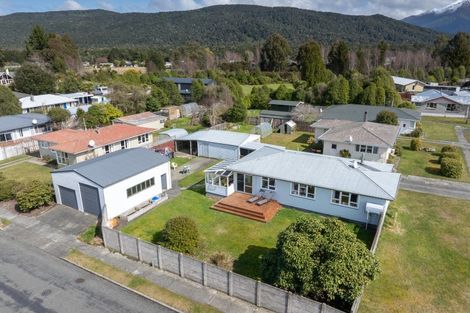 Photo of property in 35 Mararoa Drive, Manapouri, 9679