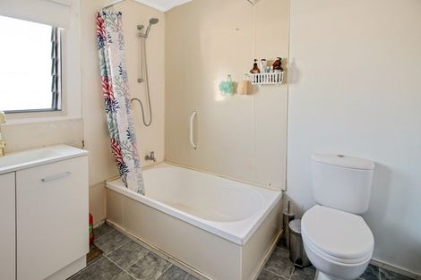 Photo of property in 28 Ngahina Street, Marton, 4710