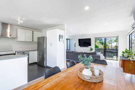Photo of property in 10 Amery Place, West Harbour, Auckland, 0618