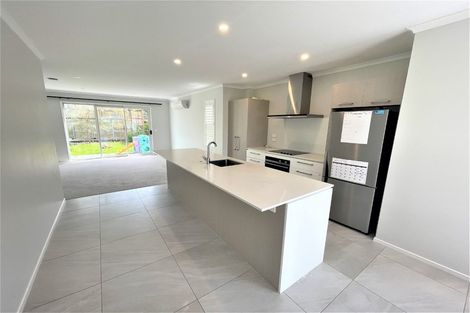 Photo of property in 15 Purei Lane, Massey, Auckland, 0614