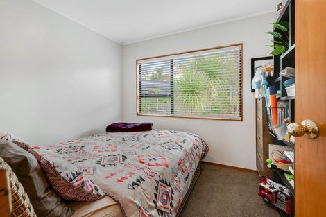 Photo of property in 2/2 Carl Place, Unsworth Heights, Auckland, 0632