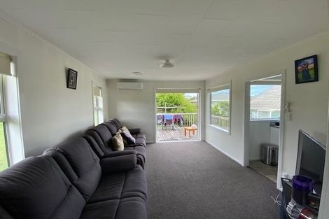 Photo of property in 32 Kenmore Street, Newlands, Wellington, 6037