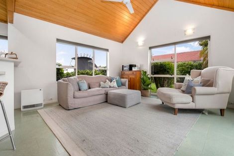 Photo of property in 11 Chippewa Place, Conifer Grove, Takanini, 2112