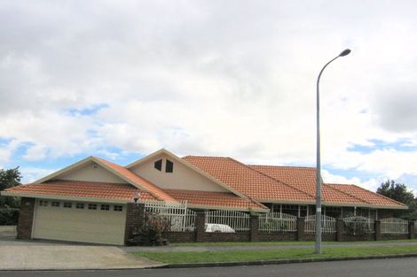 Photo of property in 1 Ribbonwood Crescent, Goodwood Heights, Auckland, 2105