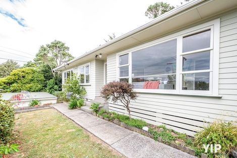 Photo of property in 35 Kahikatea Grove, Paparangi, Wellington, 6037