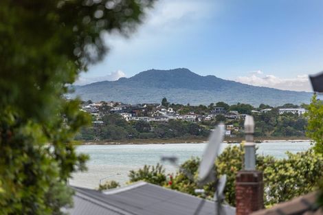 Photo of property in 1/95 Sylvan Avenue, Northcote, Auckland, 0627