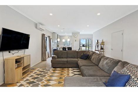 Photo of property in 22 Taiaapure Street, Weymouth, Auckland, 2103