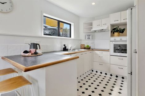 Photo of property in 84a Stewart Drive, Newlands, Wellington, 6037