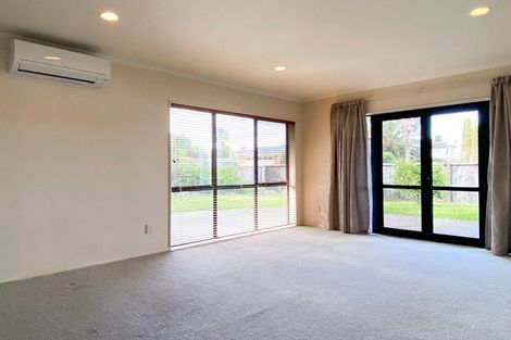 Photo of property in 20 Whiting Grove, West Harbour, Auckland, 0618
