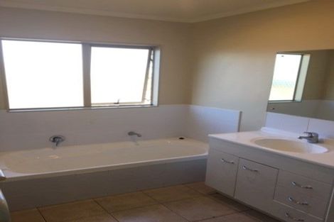 Photo of property in 5 Richard Hill Close, Fairview Heights, Auckland, 0632