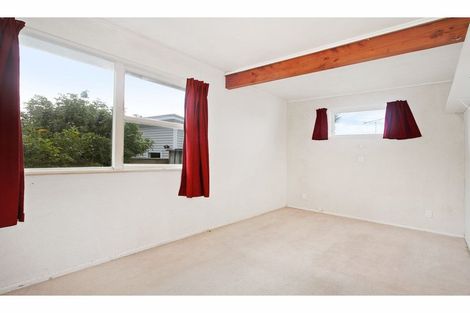 Photo of property in 3 Ngatoa Place, Glenfield, Auckland, 0629