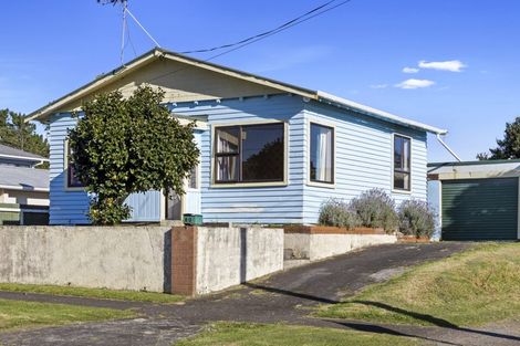 Photo of property in 80 Pioneer Road, Moturoa, New Plymouth, 4310