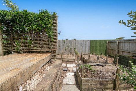 Photo of property in 9 Raabia Close, Parakai, 0830