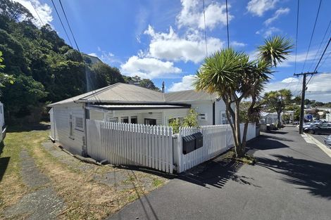 Photo of property in 32 Todman Street, Brooklyn, Wellington, 6021