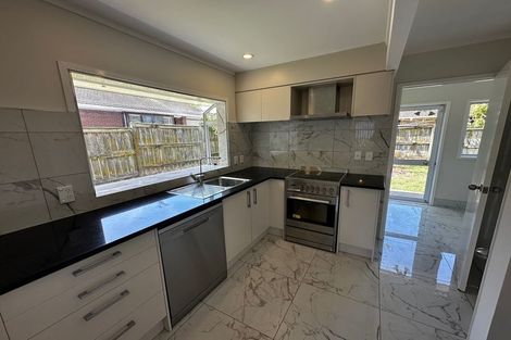 Photo of property in 2/88 Aviemore Drive, Highland Park, Auckland, 2010