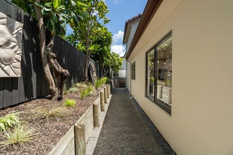 Photo of property in 8a Lupetti Rise, West Harbour, Auckland, 0618