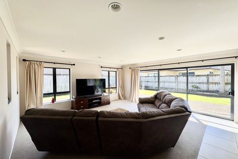 Photo of property in 6 Bellshill Close, Wattle Downs, Auckland, 2103