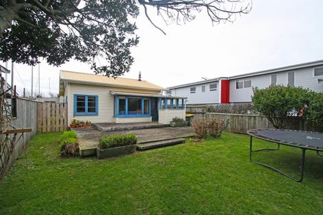 Photo of property in 25 Roy Terrace, Moturoa, New Plymouth, 4310