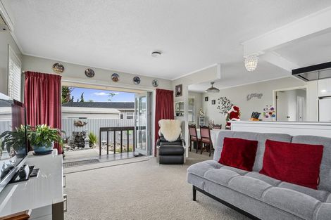 Photo of property in 21 Camphora Place, Ranui, Auckland, 0612