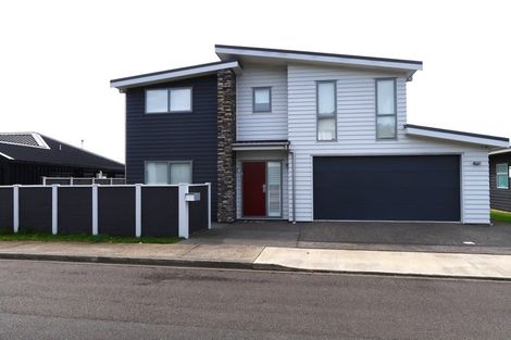 Photo of property in 11 Cromwell Point, Newlands, Wellington, 6037