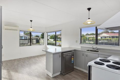 Photo of property in 99 Queens Road, Waikanae Beach, Waikanae, 5036