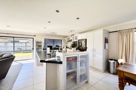 Photo of property in 6 Bellshill Close, Wattle Downs, Auckland, 2103