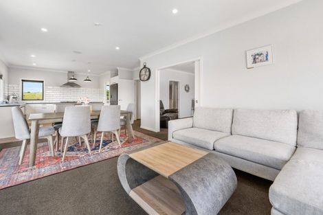 Photo of property in 1 Vaucluse Heights, Fitzherbert, Palmerston North, 4410