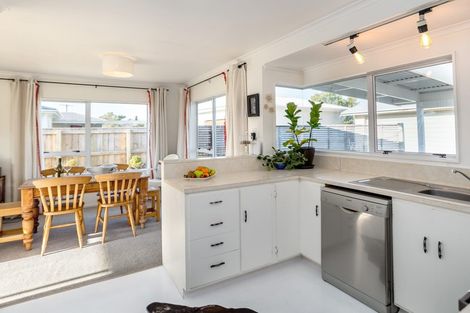 Photo of property in 32a Broadway Street, Martinborough, 5711