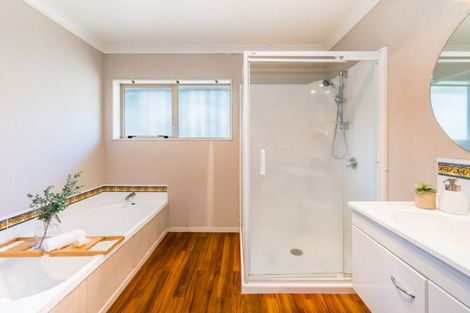 Photo of property in 17 Balmerino Grove, Waikanae, 5036