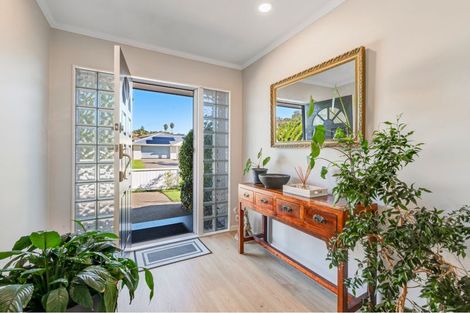 Photo of property in 19 Esther Place, Red Beach, 0932
