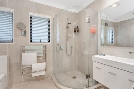 Photo of property in 12 Hobbs Road, Matakatia, Whangaparaoa, 0930