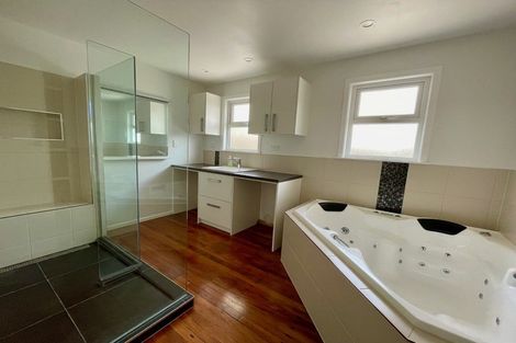 Photo of property in 28 Brooker Grove, Newlands, Wellington, 6037